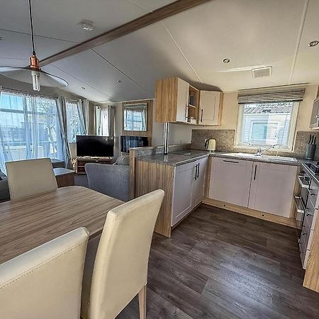 Beautiful 6 Berth Caravan, Nearby Beach In Suffolk Ref 68016Bs Lowestoft Exteriér fotografie
